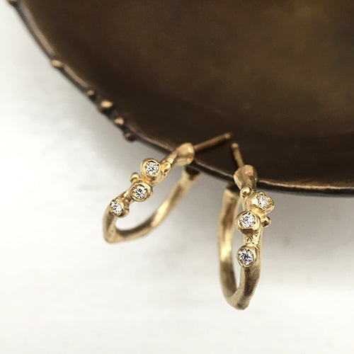 Small branch hopp with 3 diamond buds; shwon in yellow gold