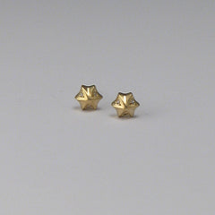 Star or meriange-shaped stud with 6 channels, of which 3 are set with a diamond each