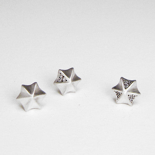 Star- or meringue-shaped stud with 6 channels; available with no diamonds, diamond in one channel, or diamonds in 3 channels